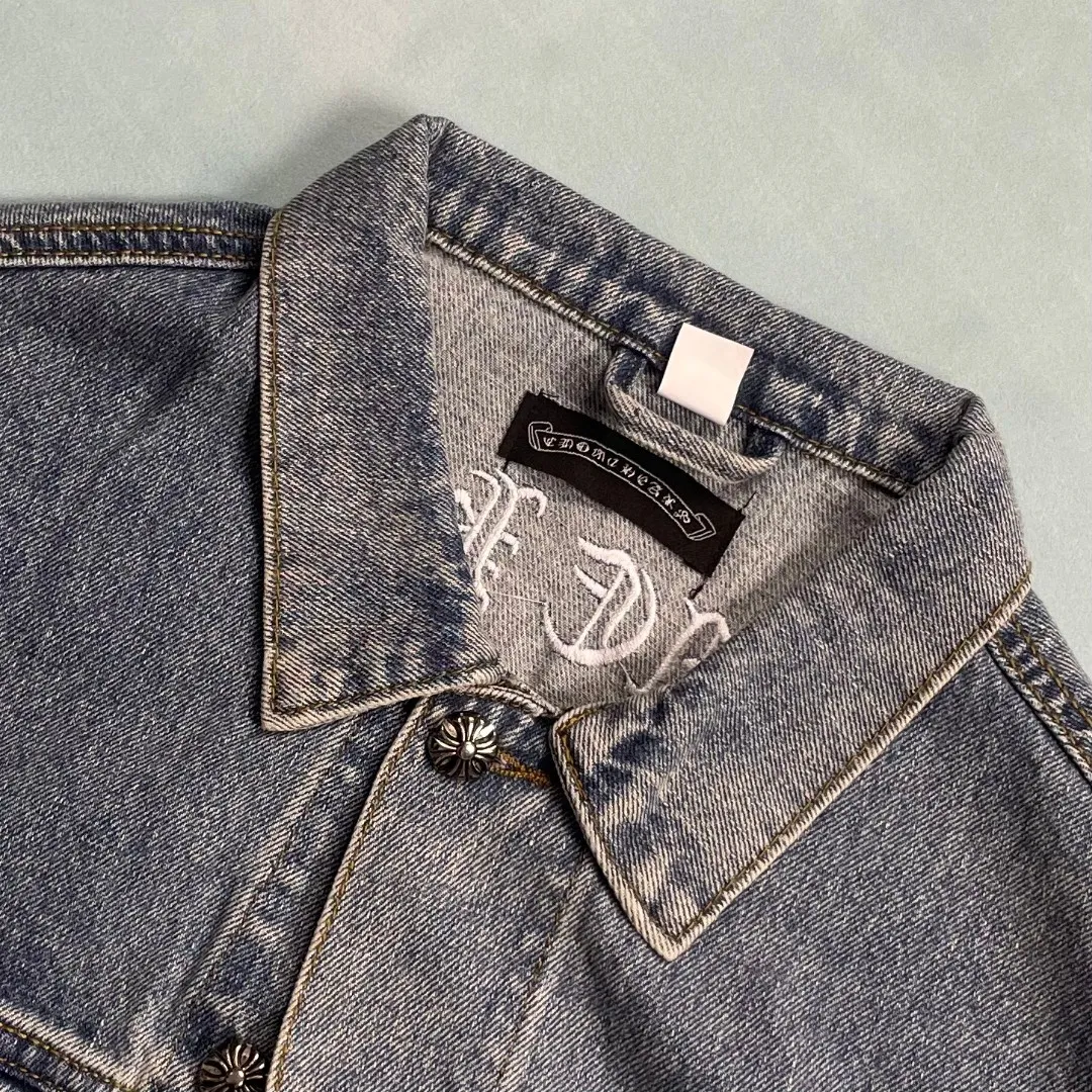 🅿️280 🔘Style No.-KL211 🔘Chrome Hearts𝐂𝐡𝐫𝐨𝐦𝐞 𝐇𝐞𝐚𝐫𝐭 CH Sanskrit embroidered cross patch leather denim jacket* This Chrome Hearts denim piece interprets luxury and trendy craftsmanship with extreme heavy workmanship. Denim fabrics imported from Japan are carefully selected and undergo a high-loss washing process. Each distressed texture retains the natural worn texture, creating a unique vintage tension. The Sanskrit embroidery on the back is presented by Behringer precision machine, and the stitches are three-dimensional and full, restoring the charm of the brand totem. In order to match the distressed aesthetic, everything from the hardware fasteners to the three-label system are independently molded and customized, and the silver thread anti-counterfeiting process is upgraded to ensure full-dimensional reproduction of authentic quality. The iconic cross patch is made of the new season's sheepskin, which is cut with precise laser positioning. The leather is delicate and flexible, forming a texture gap with the microfiber material. The finished embroidery process strictly adheres to brand standards, from leather pre-treatment to stitch length control, fully demonstrating high-grade craftsmanship and presenting unrepeatable collection-level items to fashion players.  Size: S M L XL (46.48.50.52) Color: Blue